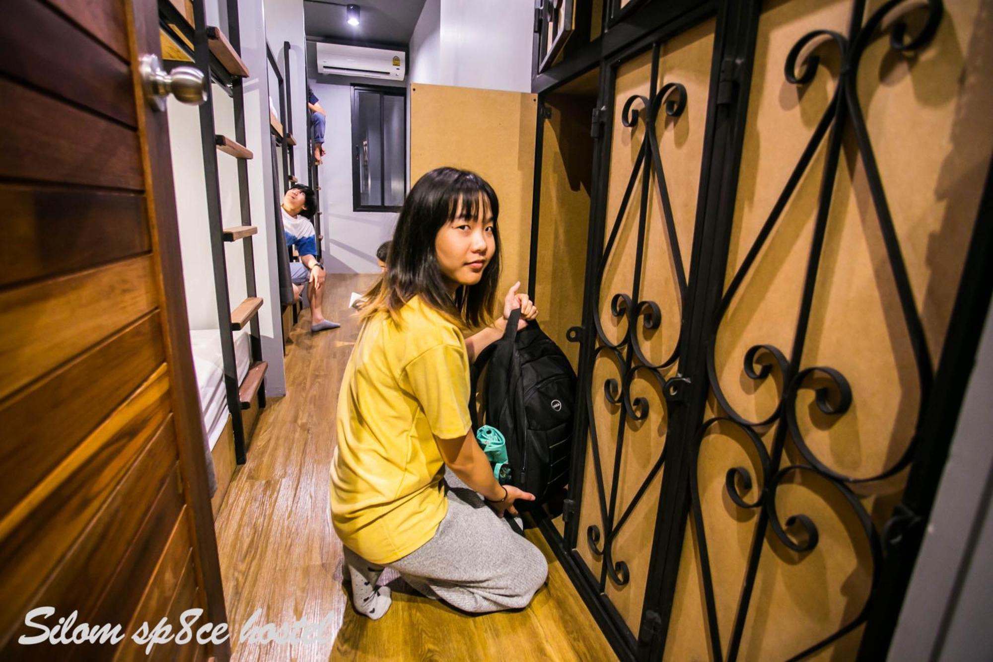 Silom Space Hostel Bangkok Exterior photo