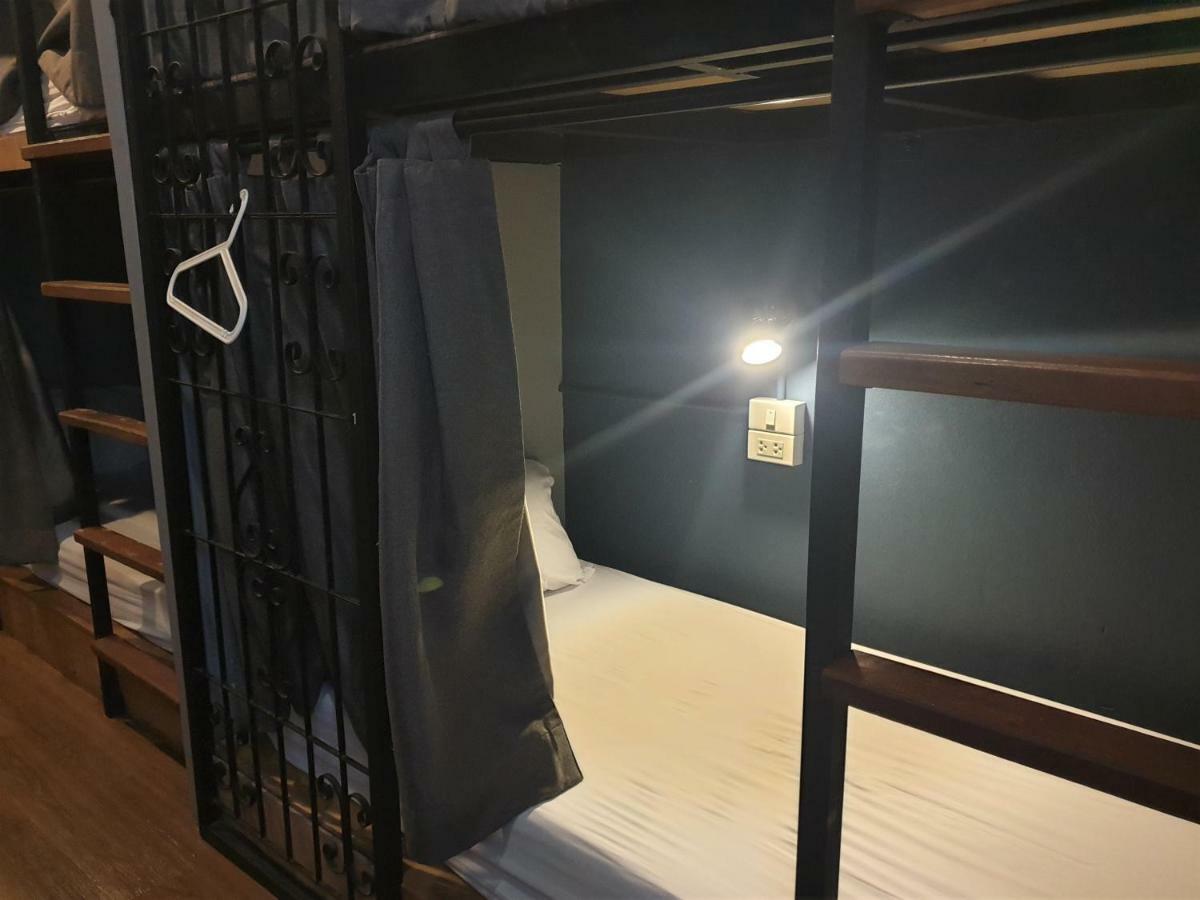 Silom Space Hostel Bangkok Exterior photo